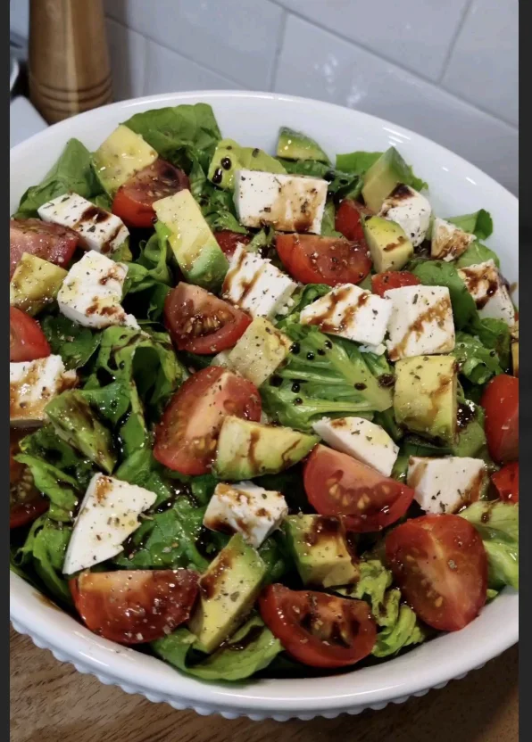 Ensalada completa con proteína y aderezo casero
