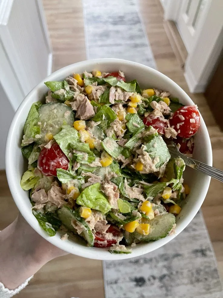 Ensalada de atún con lechuga, jitomate, elote y pepino