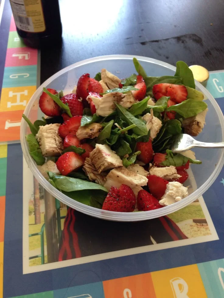 Ensalada con espinaca, pepino, fresas, pollo y aderezo de amapola