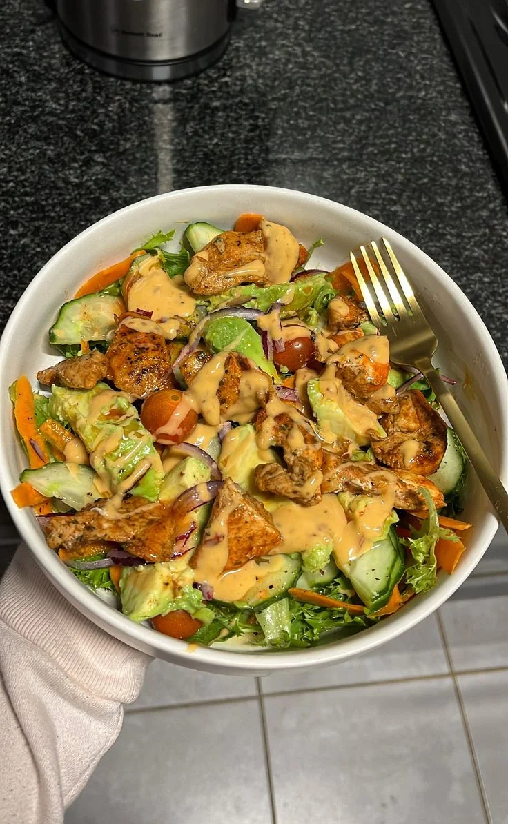 Ensalada de pollo con fresas y espinacas