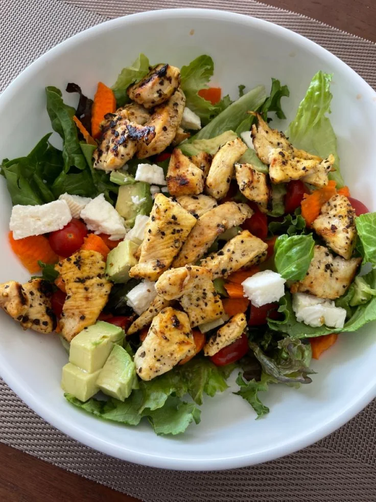 Ensalada verde con proteína lista para comer