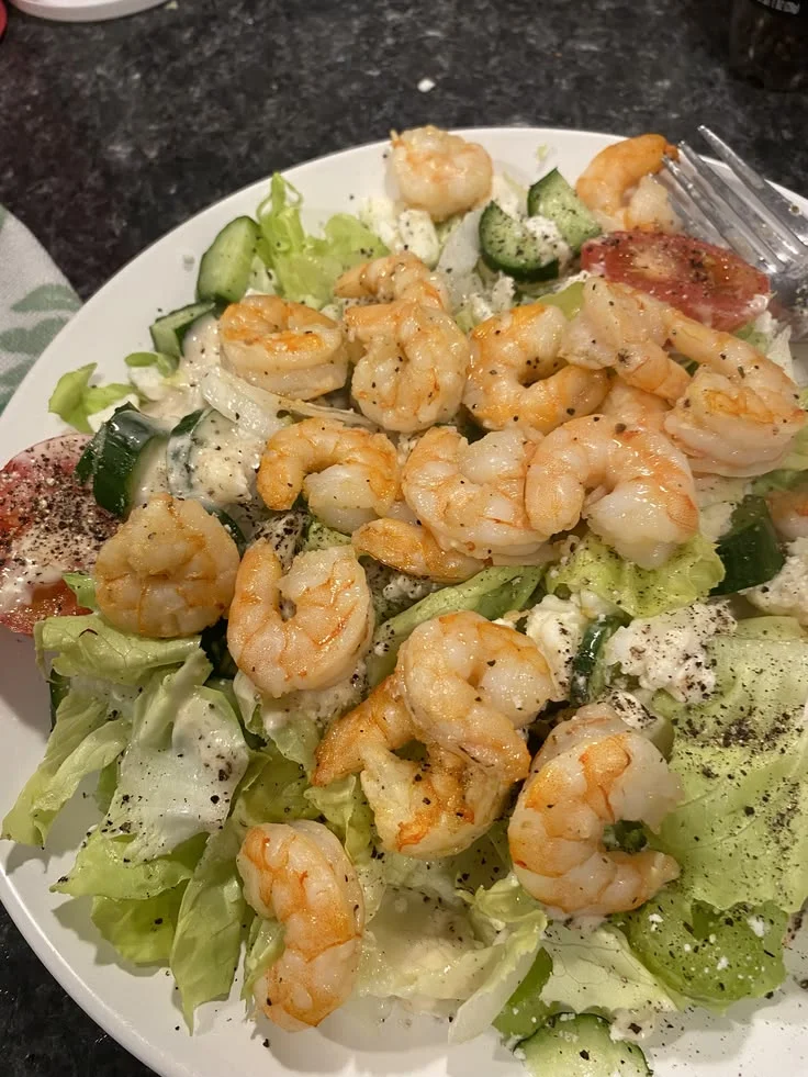 Ensalada caprese con aguacate, queso panela y jitomate