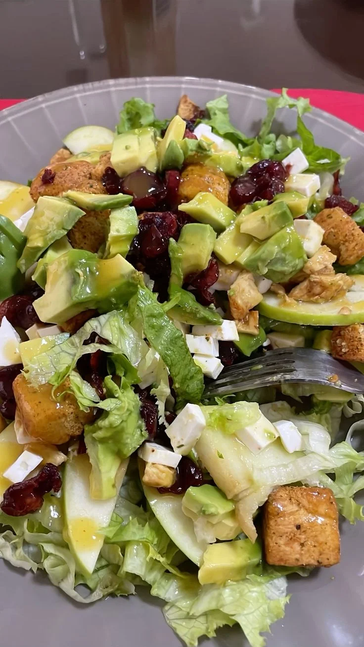 Ensalada fresca con verduras y proteína